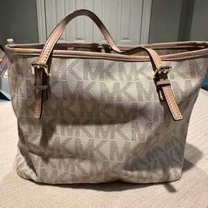 Medium sized, Michael Kors tote excellent used condition